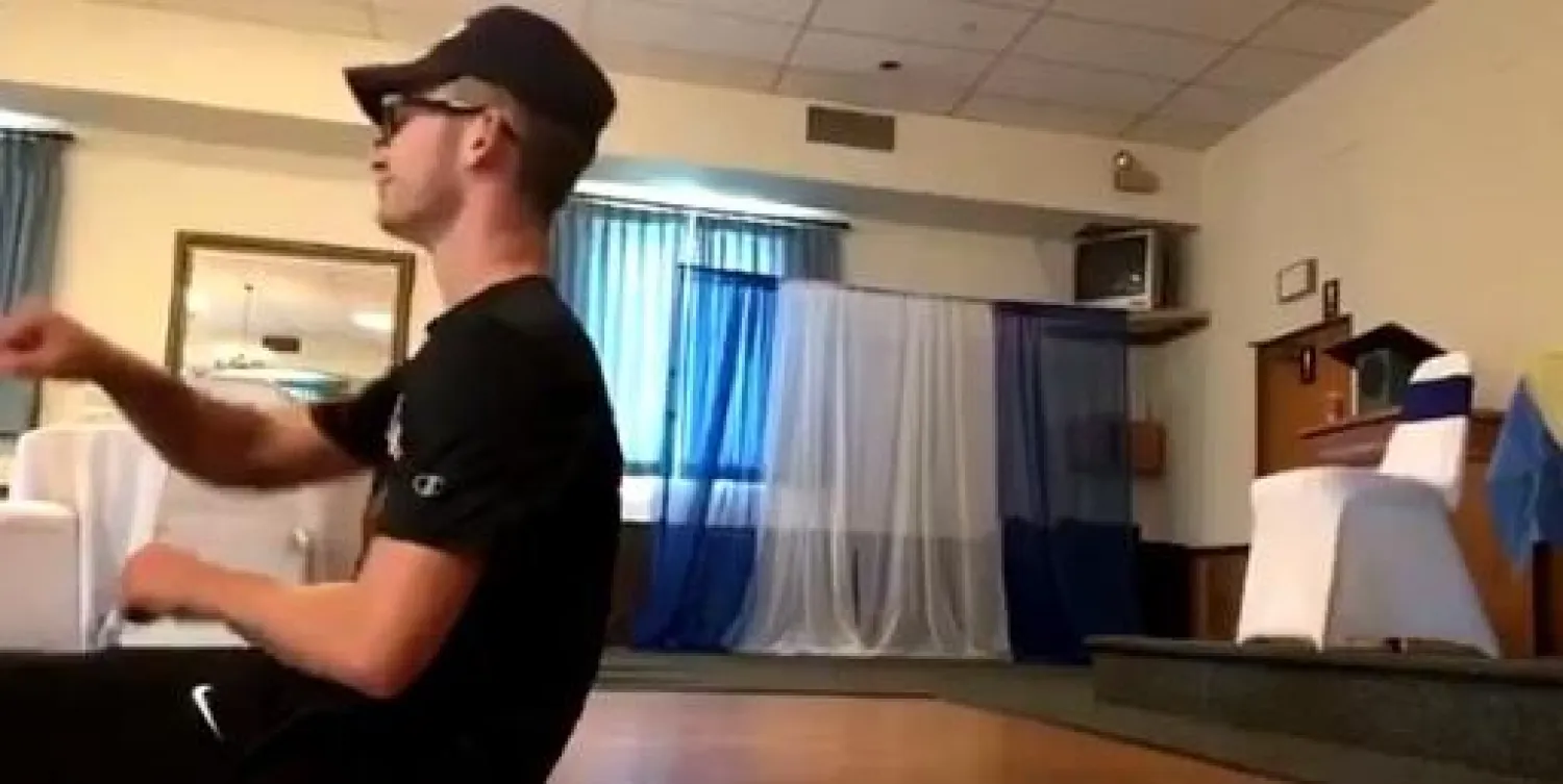 شخص يقوم بتحدي «زووم» (توتير)