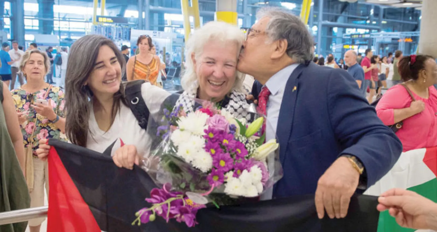 يرحبون بالناشطة لوسيا مازاراسا التي شاركت في كسر الحصار (إ.ب.أ)