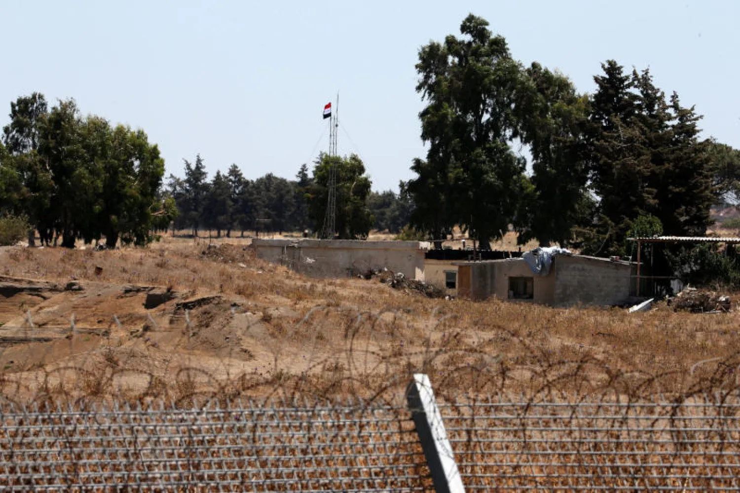 الحدود بين إسرائيل وسوريا في هضبة الجولان (رويترز)