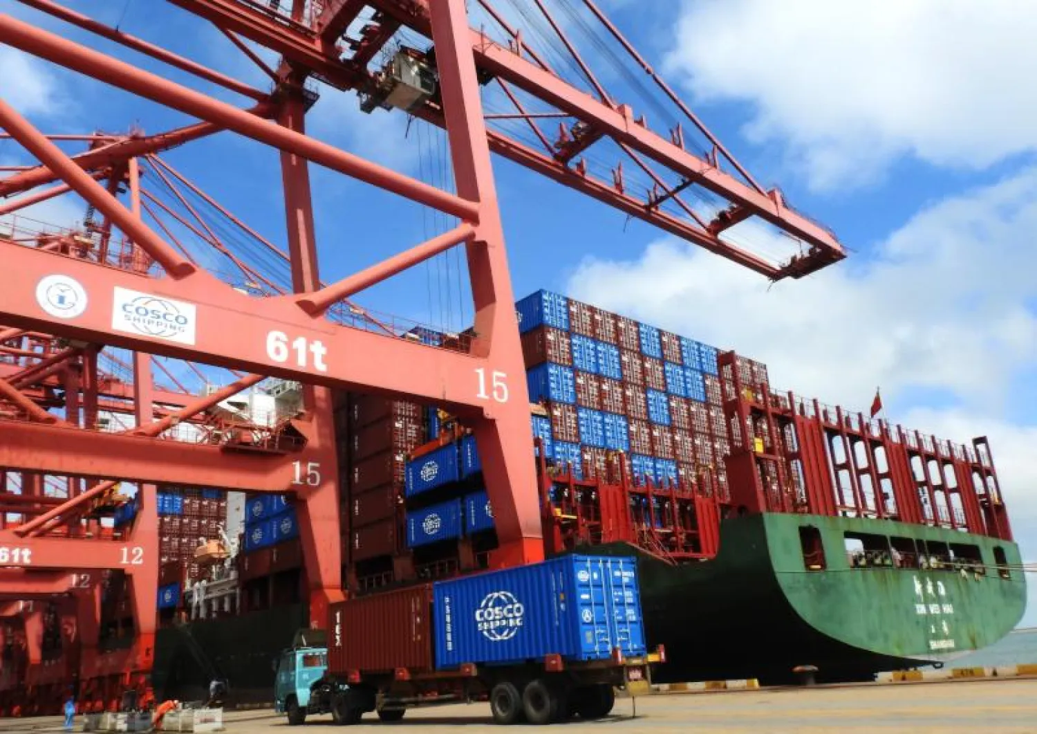 شاحنة تنقل حاويات بميناء ليان يونغانغ في مقاطعة جيانغسو شرق الصين (أ.ف.ب)