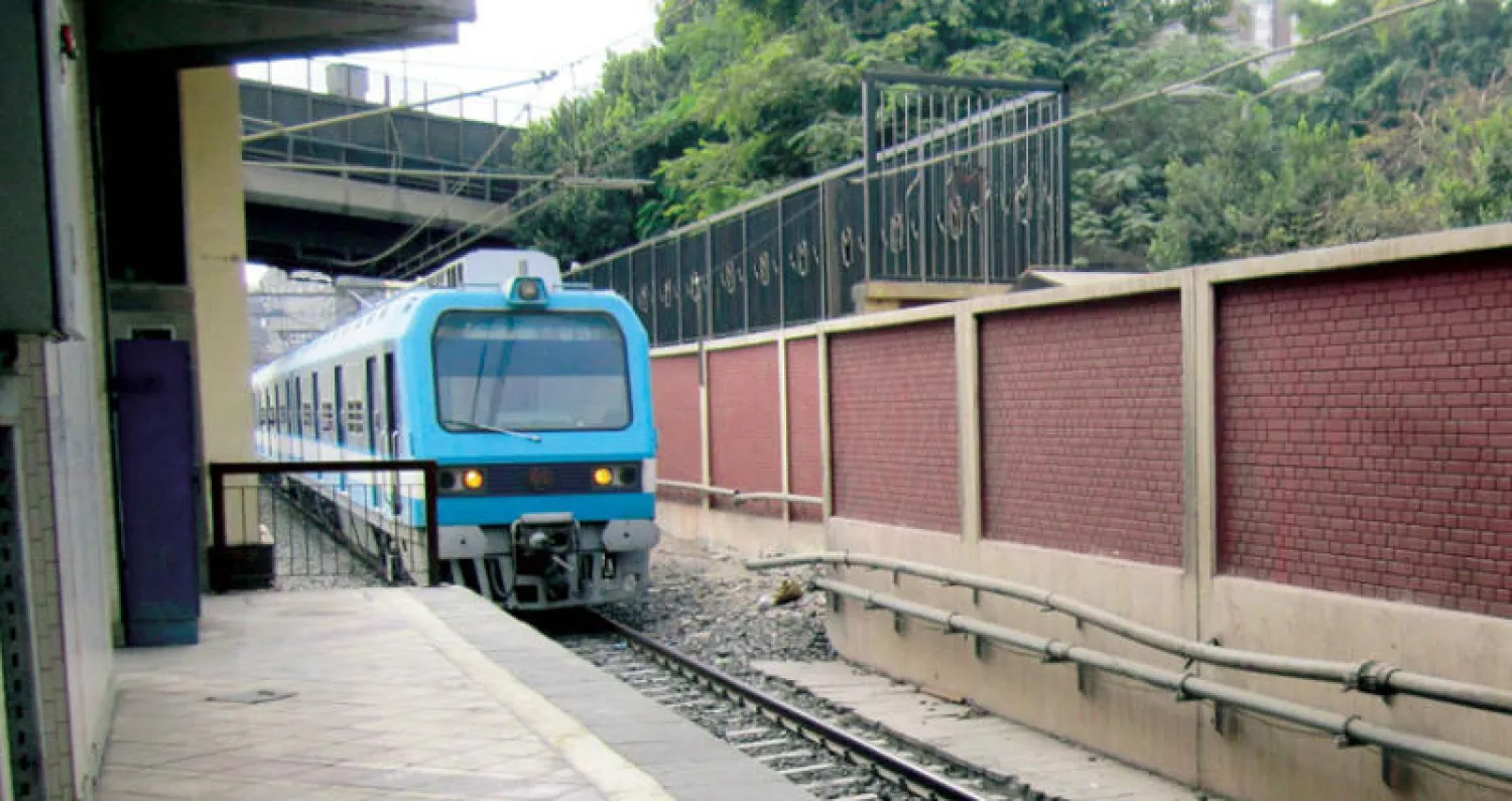 الانتحار أمام قطارات مترو الأنفاق بالقاهرة أصبح «موضة» لدى المراهقين والشباب («الشرق الأوسط»)