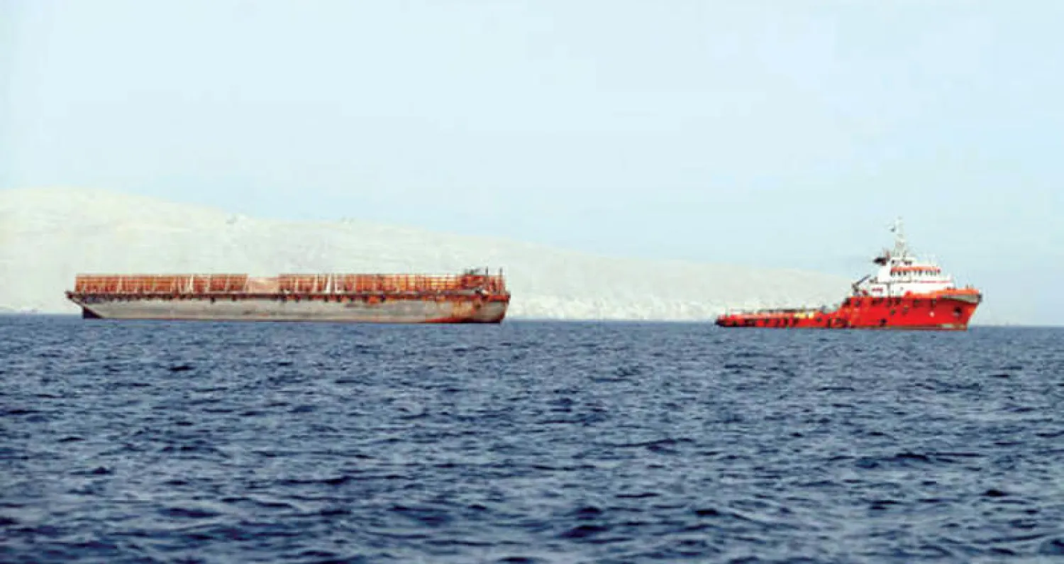 سفن تنقل بضائع في محافظة مسندم العمانية في طريقها إلى مضيق هرمز (رويترز)