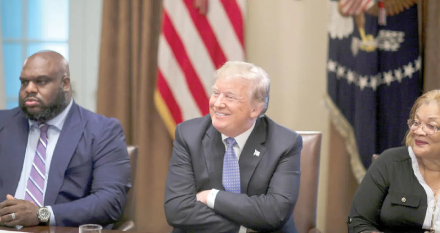 ترمب خلال اجتماع مع زعماء روحيين في البيت الأبيض أول من أمس (إ.ب.أ)