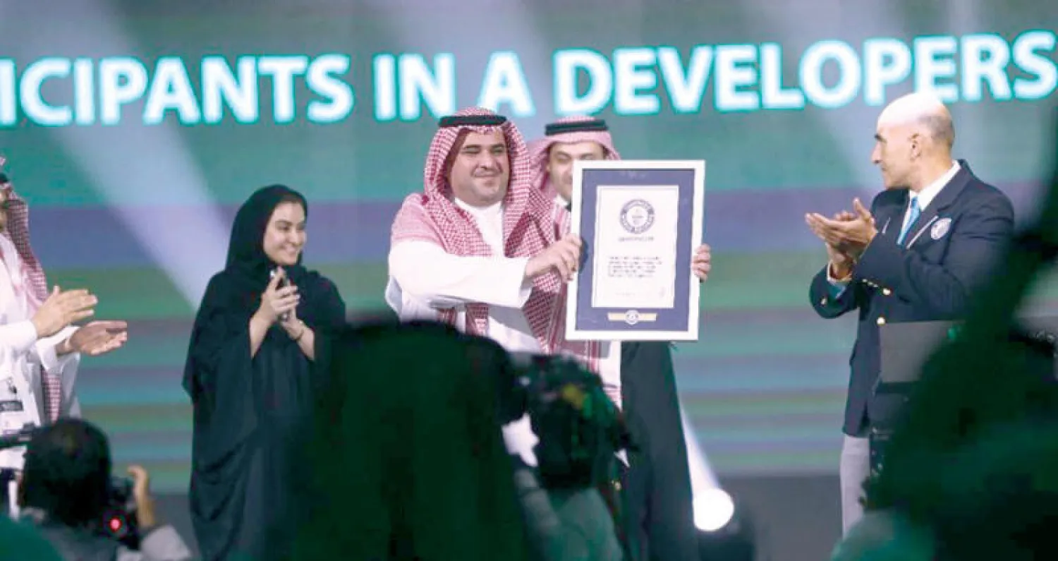 القحطاني يتسلم شهادة «غينيس» خلال الفعاليات أمس («الشرق الأوسط»)