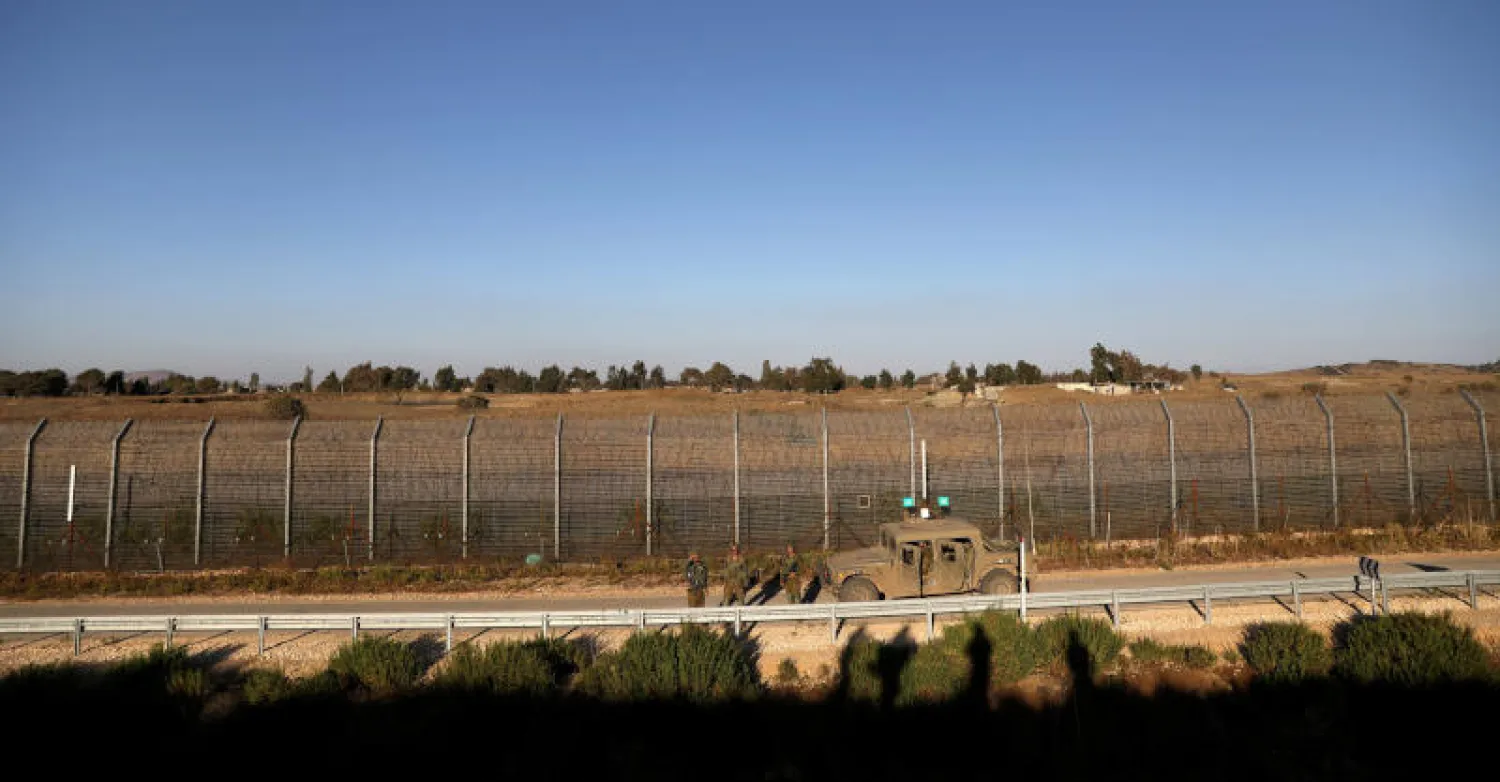 دورية إسرائيلية تمر بمحاذاة خط وقف إطلاق النار مع سوريا (رويترز)