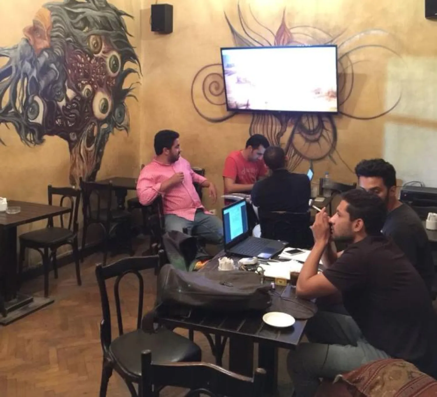 في مقهى «صوفي» (الشرق الأوسط)