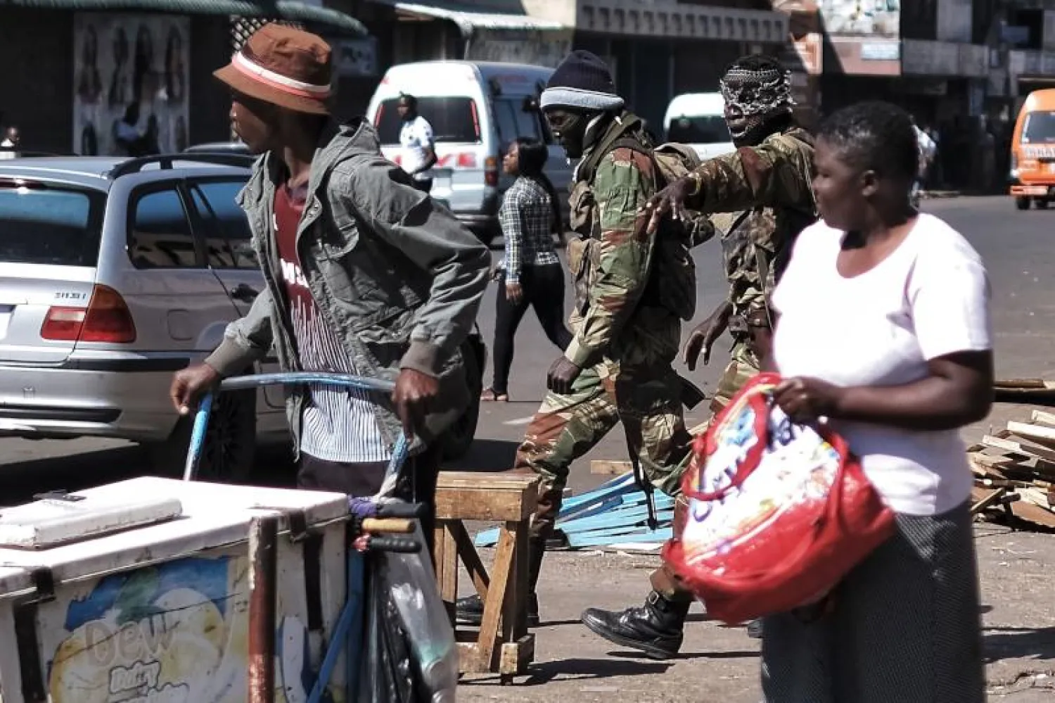 جنديان بأحد شوارع هراري بعد اندلاع أعمال عنف إثر إعلان نتيجة الانتخابات التشريعية (أ.ف.ب)