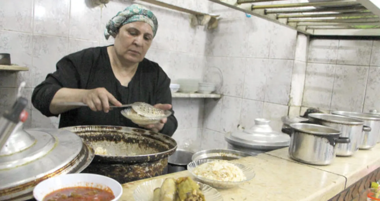 تقدم إحسان وابنتها مجموعة متنوعة من الأكلات بعدما تشرّبت الأولى سر المهنة من مراقبة والدها