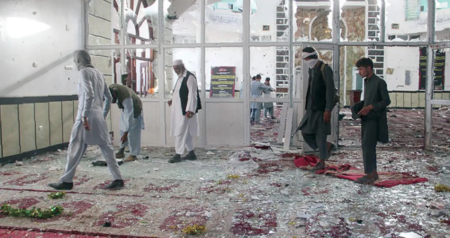 آثار التفجير الانتحاري الذي هز مسجد مدينة جارديز وأوقع أكثر من 25 قتيلا وعشرات الجرحى في ولاية باكتيا شرق أفغانستان أمس (أ.ف.ب)