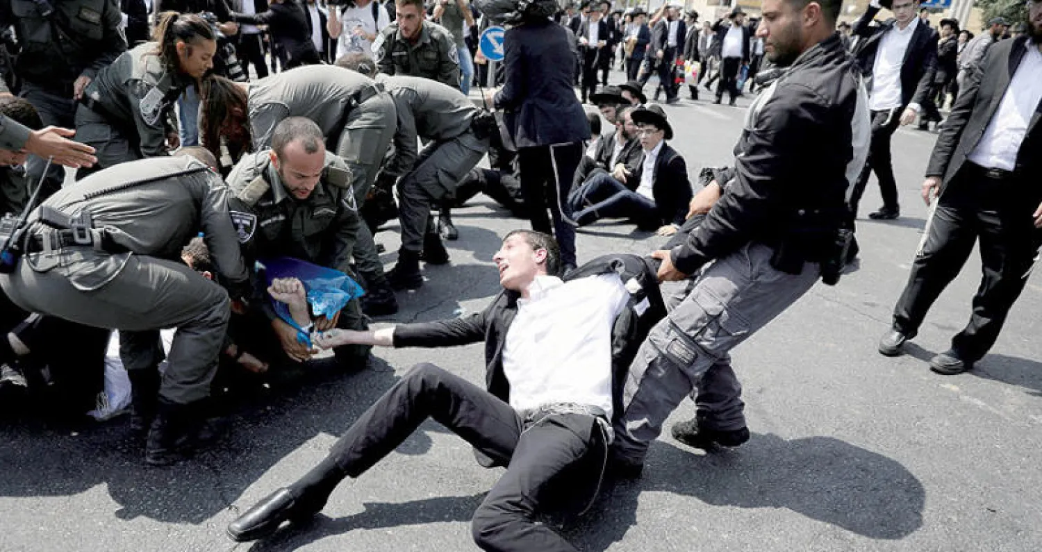 مواجهات بين الشرطة الإسرائيلية ومتظاهرين يهود محتجين على توقيف متهربين من الخدمة العسكرية (رويترز)