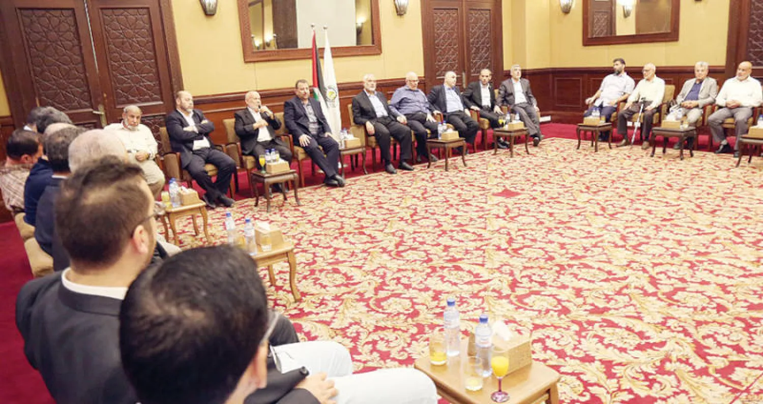 في مستهل اجتماع قيادات «حماس» في غزة (إ.ب.أ)