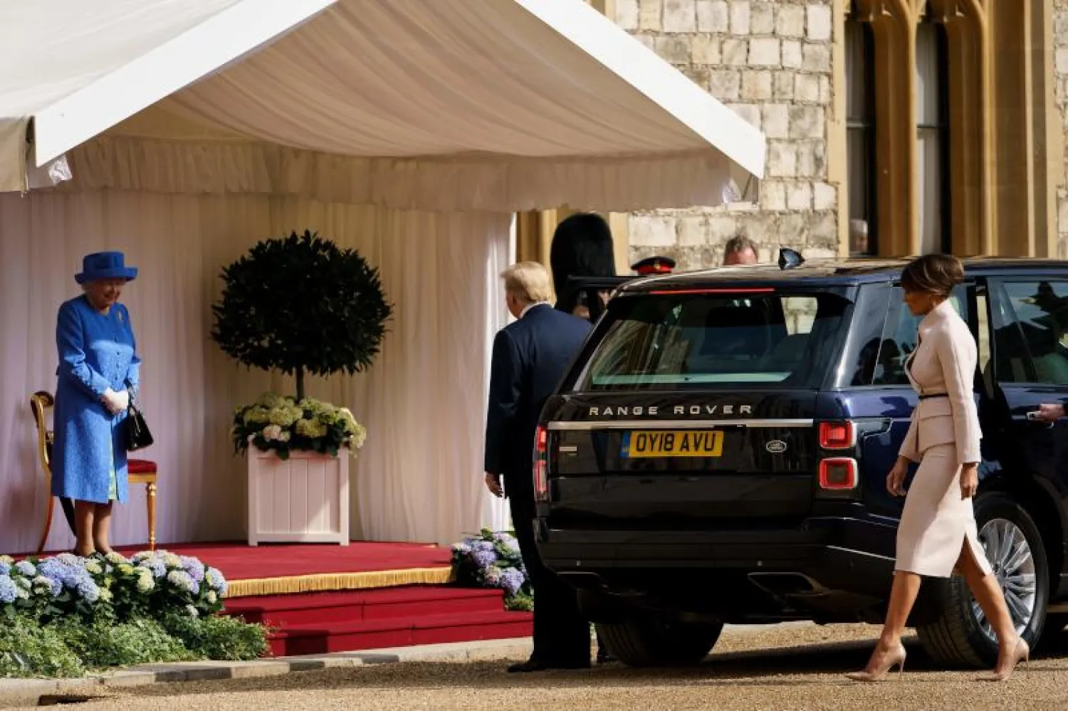 الملكة إليزابيث الثانية تستقبل الرئيس الأميركي دونالد ترمب وزوجته ميلانيا بقلعة ويندسور غرب لندن (أ.ف.ب)