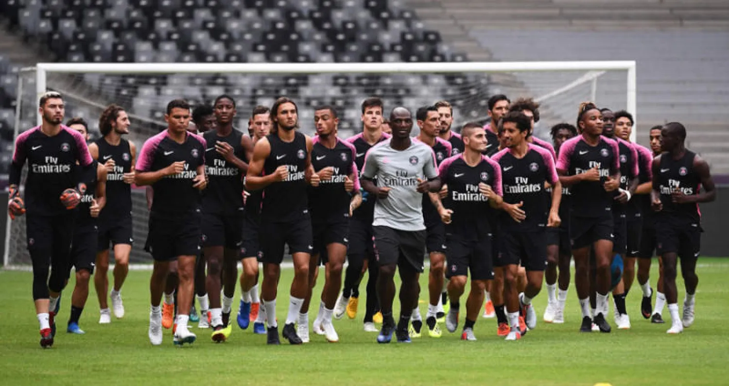 لاعبو باريس سان جيرمان خلال التدريبات أمس استعداداً لمباراة السوبر الفرنسية (أ.ف.ب)