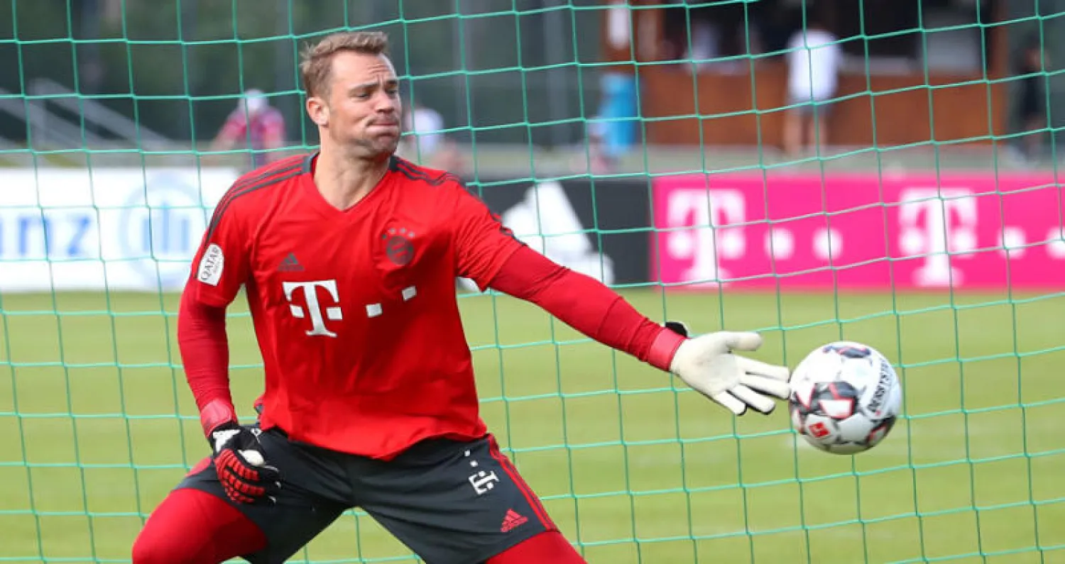 نوير قائد منتخب ألمانيا وفريق بايرن ميونيخ في تدريبات أمس (رويترز)