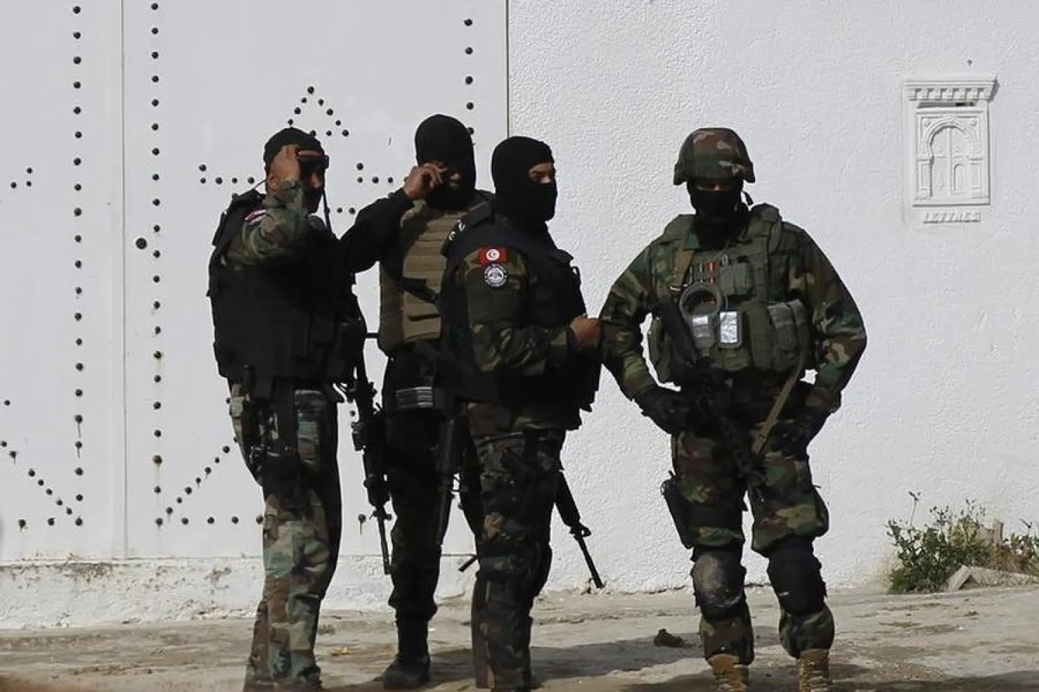 Tunisian counter-terrorism police stand guard near a house in Raoued February 4, 2014. REUTERS/Anis Mili
