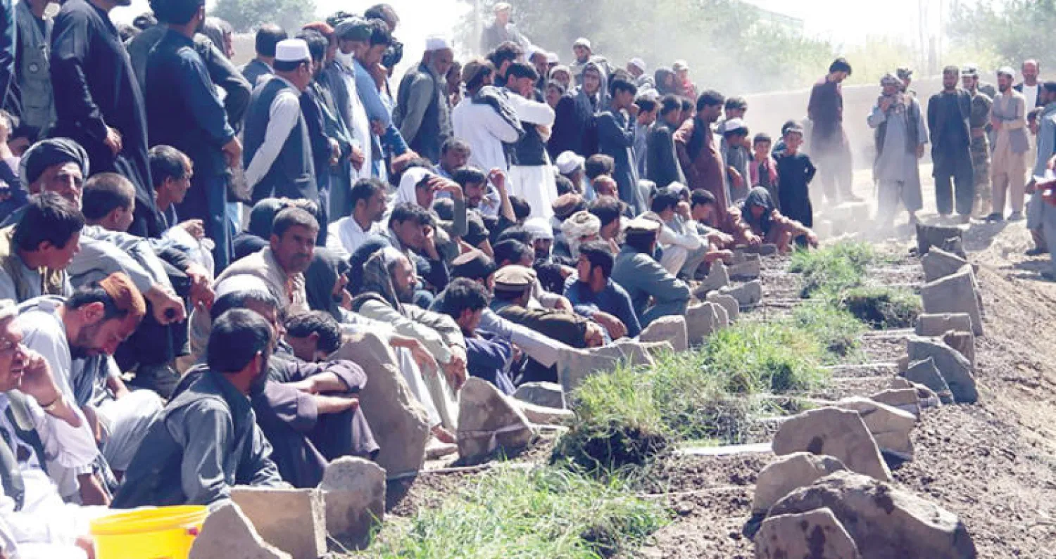 عشرات الأفغان يشاركون في تشييع ضحايا التفجير الانتحاري على مسجد غارديز أمس (أ.ف.ب)