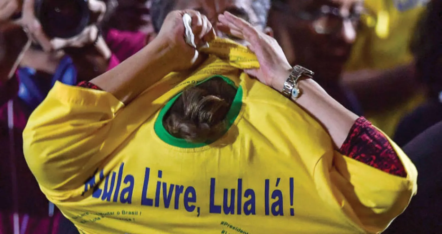 الرئيسة السابقة ديلما روسيف ترتدي قميصاً يحمل اسم لولا بعد اعتماده أمس رسمياً مرشحاً لحزب العمال اليساري للانتخابات (أ.ف.ب)