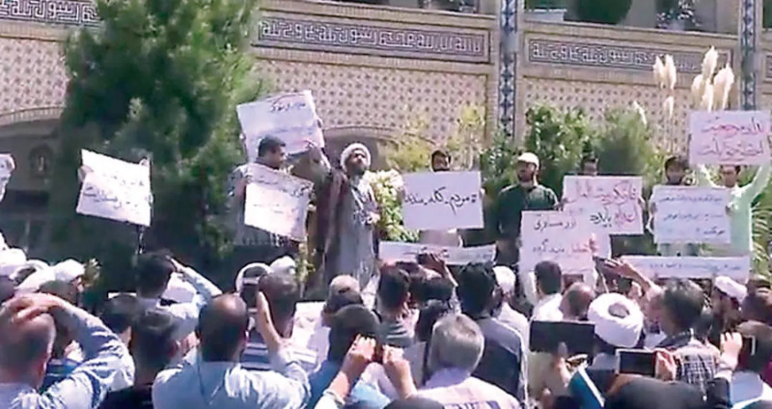 مشهد بثه موقع «نسيم» لاحتجاج لمؤيدي النظام في مشهد الجمعة يرفعون لافتات تتهم حكومة روحاني بسوء الإدارة (أ.ف.ب)