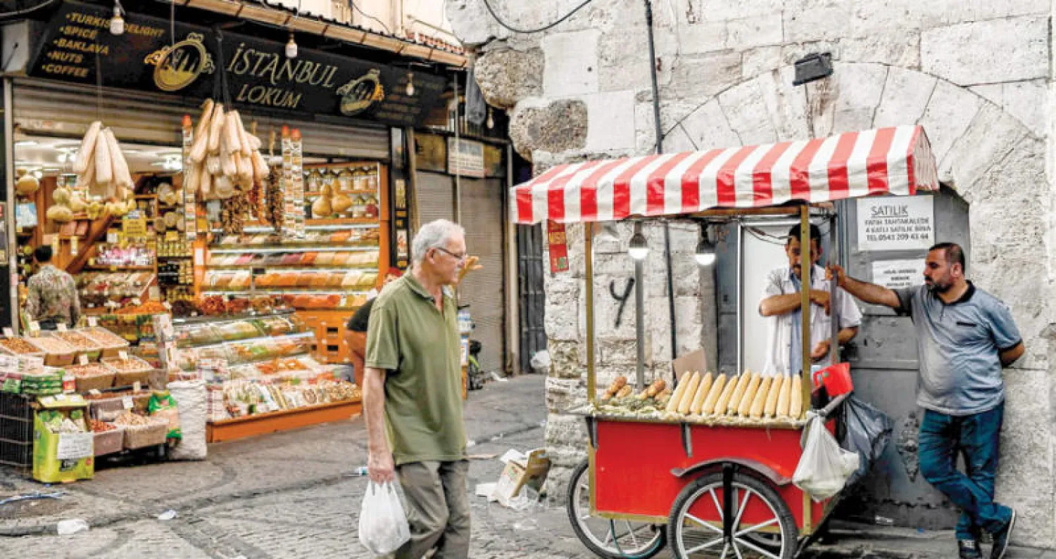 تركي في إحدى أسواق إسطنبول (أ.ف.ب)