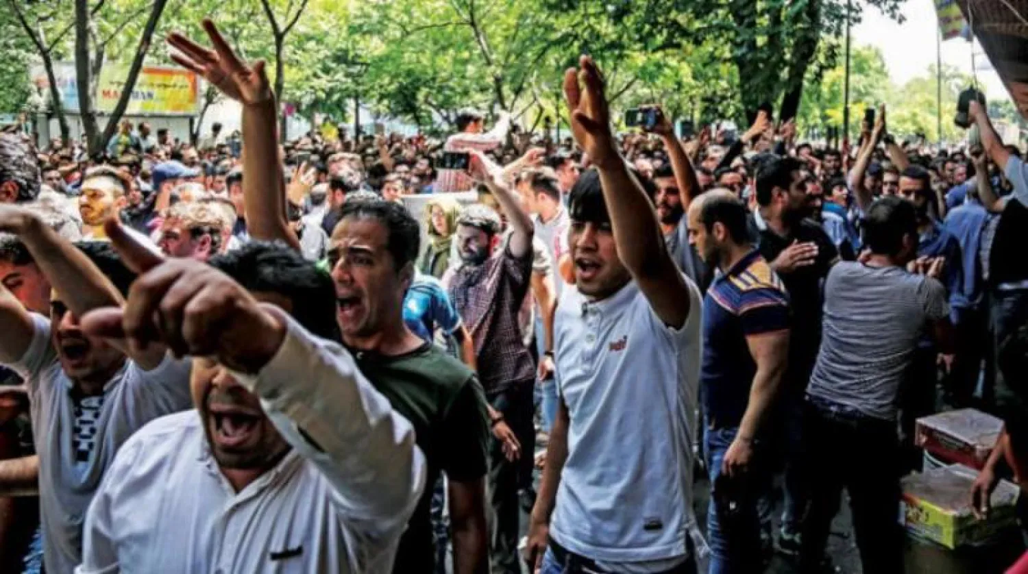 محتجون يرددون هتافات ضد النظام في طهران - أرشيفية (أ.ب)