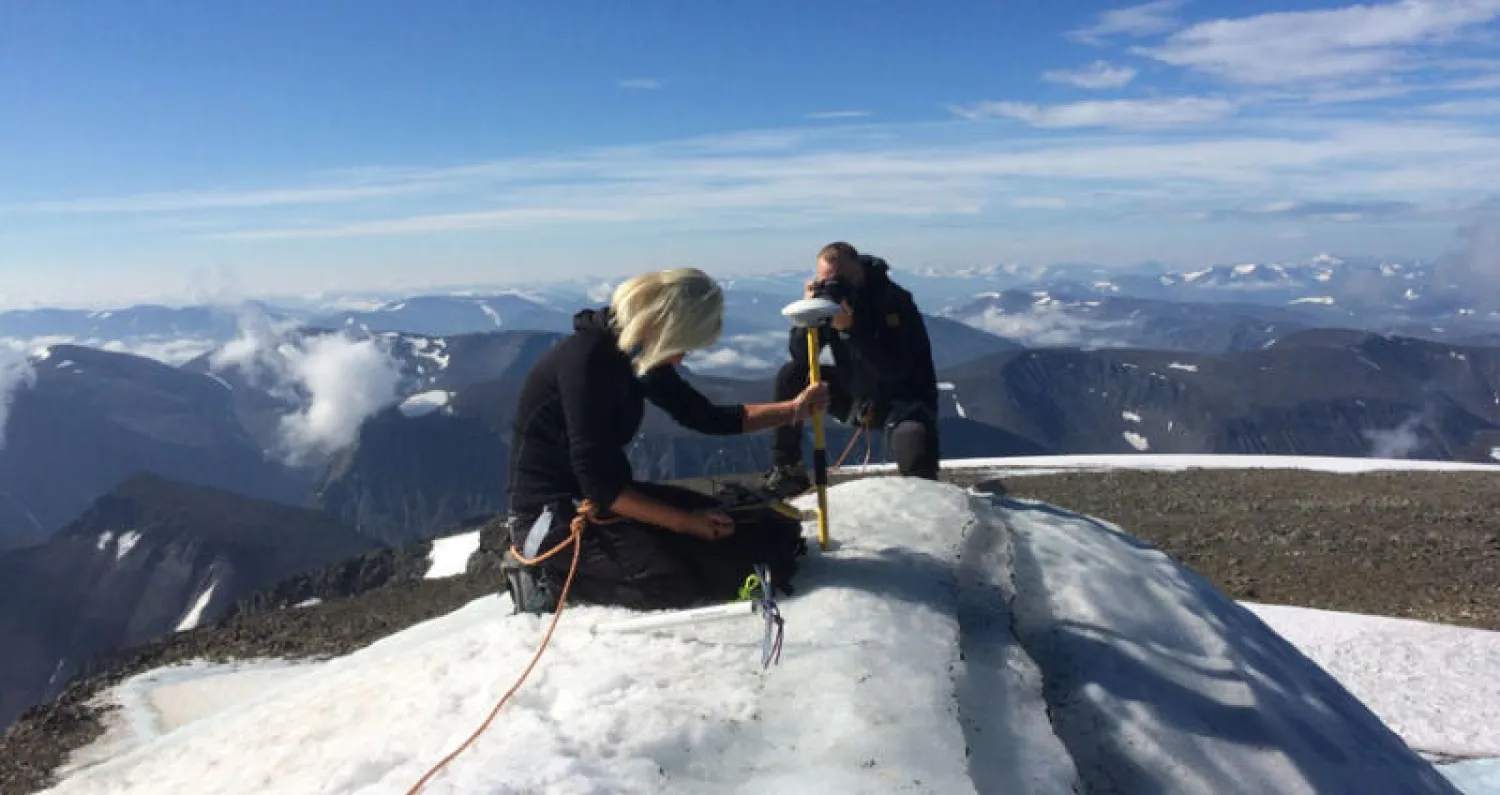 غنهيلد نينيس بروسكفيست من جامعة استوكهولم تقيس القمة الجبلية (أ.ف.ب)