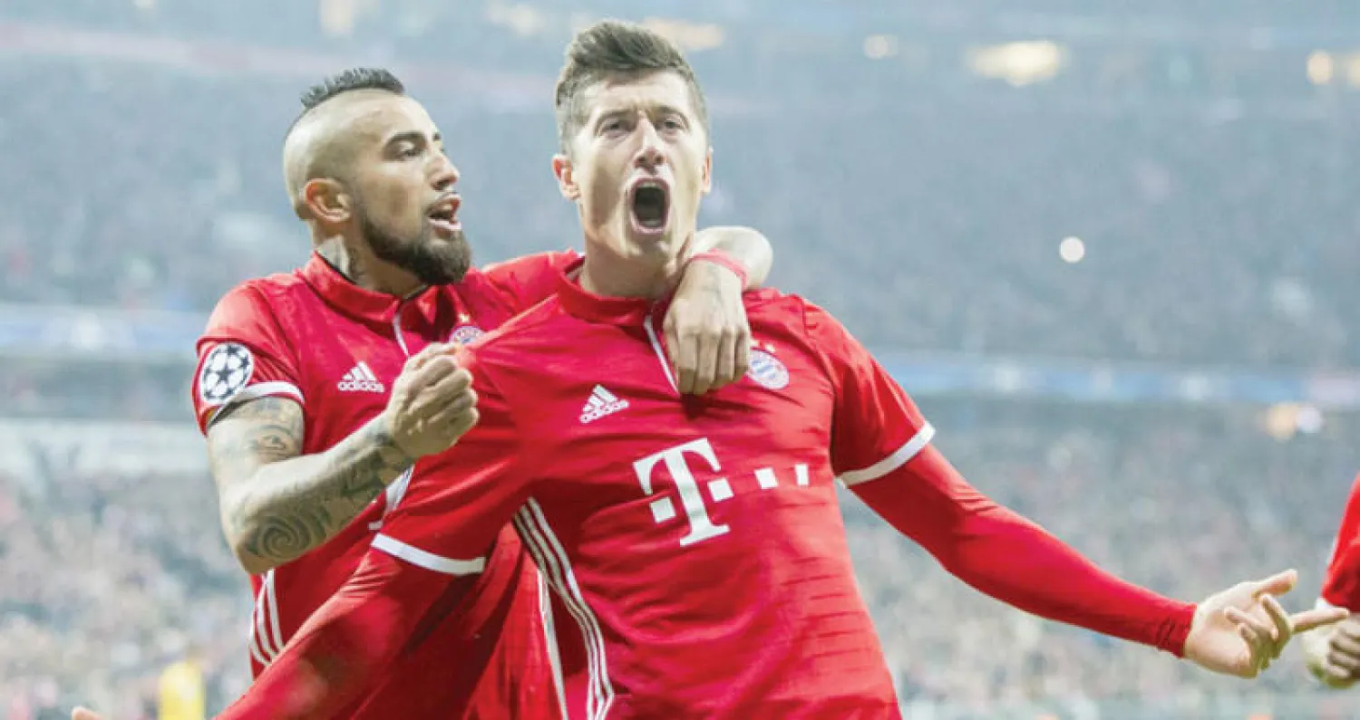 ليفاندوفسكي وفيدال قبل أن يرحل الأخير إلى برشلونة («الشرق الأوسط»)