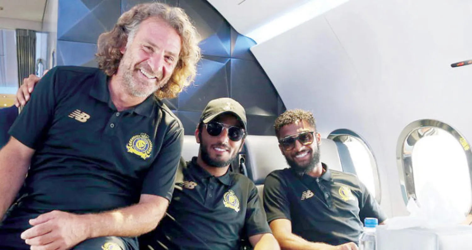 كارينيو مرافقاً لاعبي الفريق خلال توجه بعثة الفريق إلى هولندا أمس (المركز الإعلامي لنادي النصر)