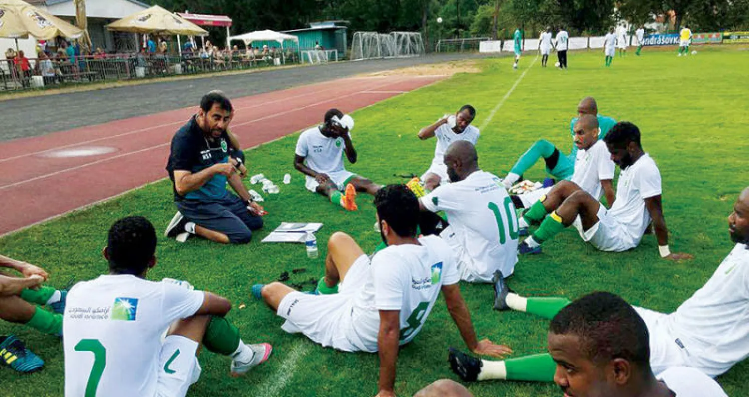 المدرب عبد العزيز الخالد يوجه لاعبي الأخضر في نهاية المران («الشرق الأوسط»)