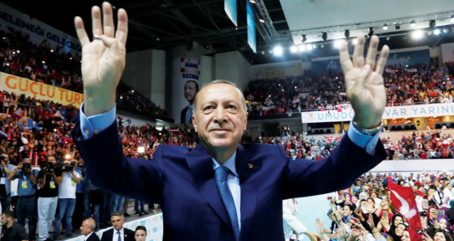 إردوغان يحيي أنصاره خلال فعالية لحزبه الحاكم في أنقرة أول من أمس (رويترز)