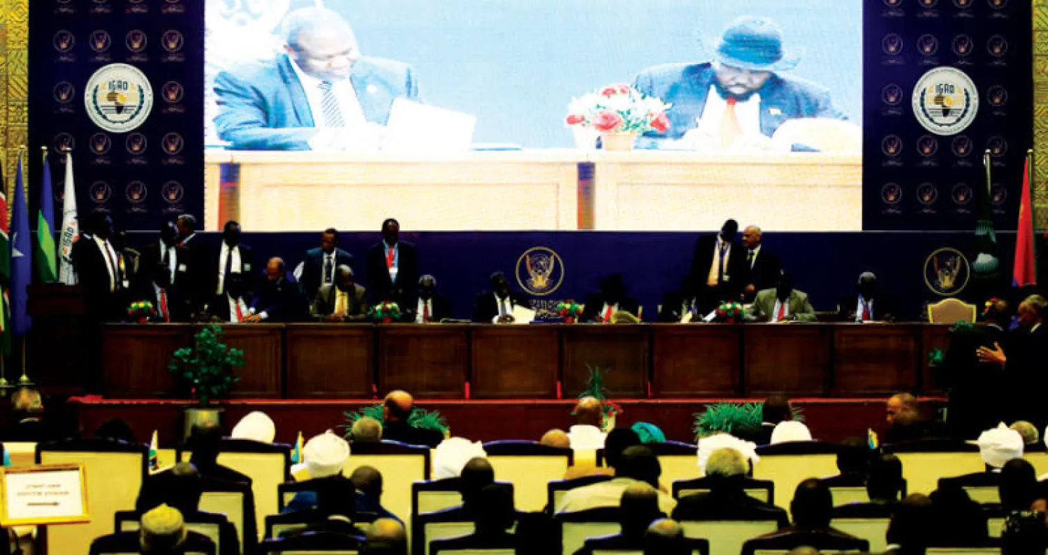 سلفا كير ورياك مشار يوقعان على اتفاق السلام في الخرطوم أمس (أ.ف.ب)