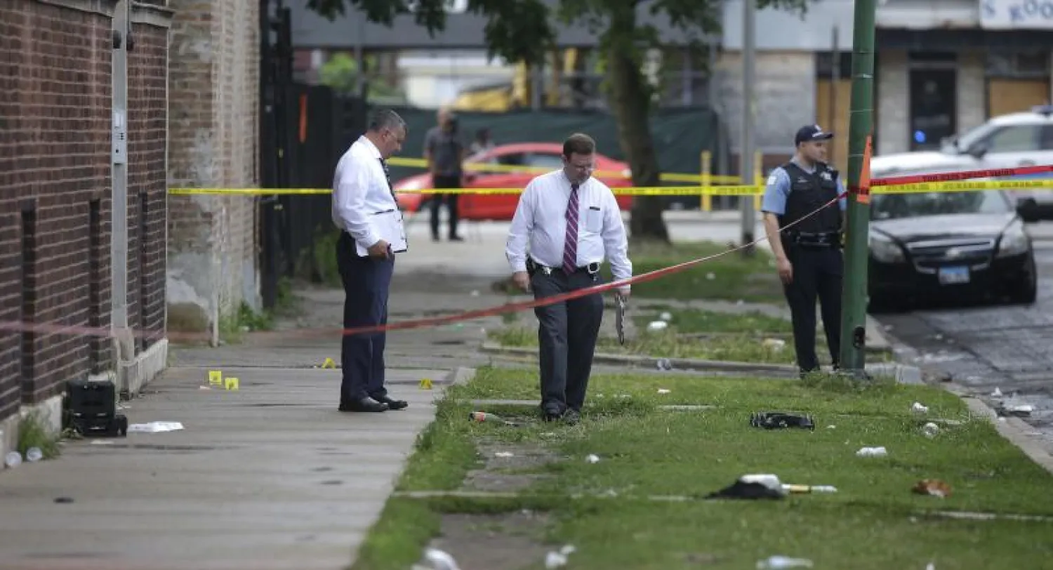 شرطة شيكاغو تفحص أحد مواقع إطلاق النار بالمدينة (أ.ف.ب)