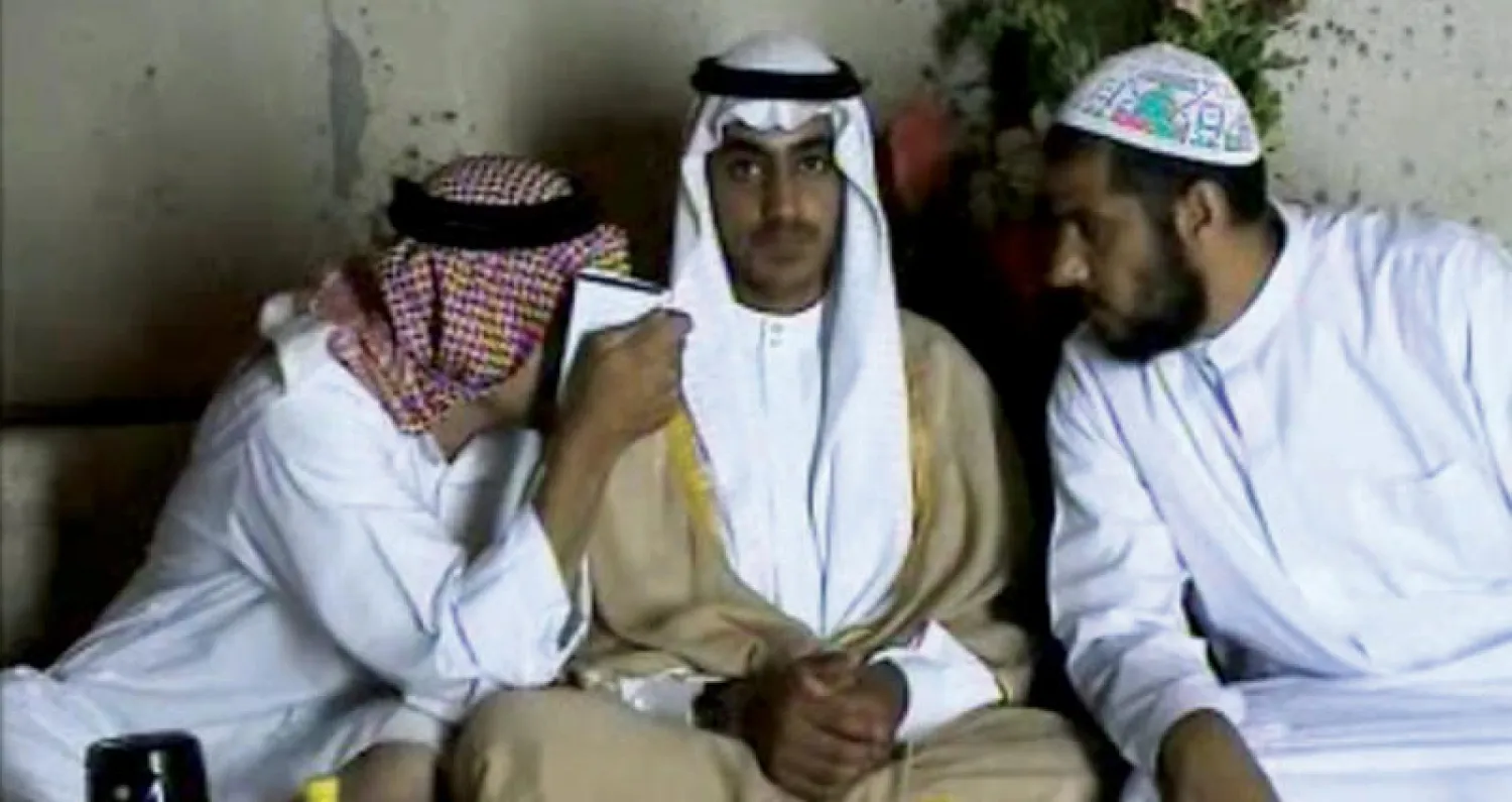 حمزة بن لادن (وسط) خلال حفل زفافه في طهران... ويظهر صهره أبو محمد المصري (إلى اليمين) في صورة من وثائق «سي آي إيه» («الشرق الأوسط»)