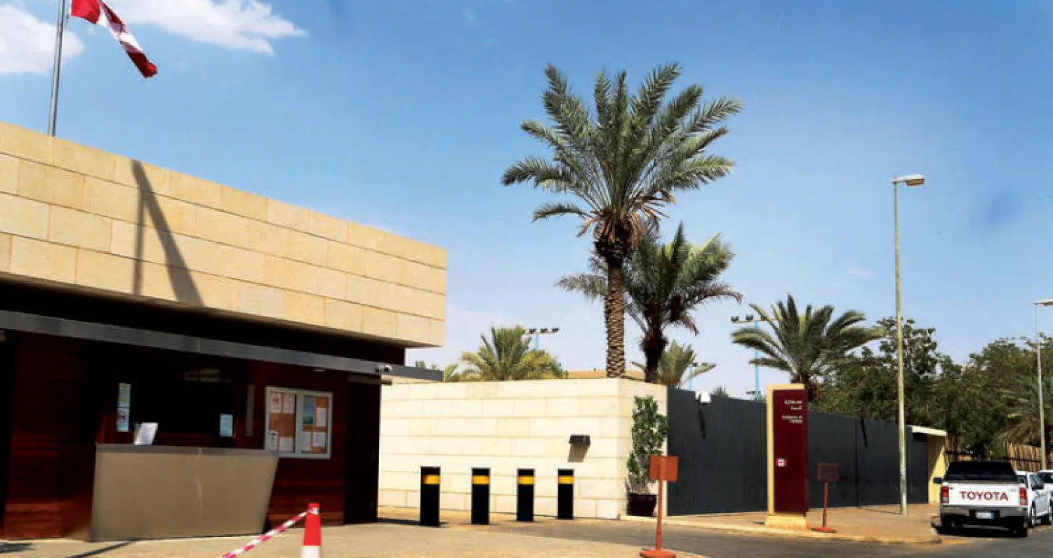 مبنى السفارة الكندية في الرياض أمس قبل مغادرة القائم بالأعمال الكندي (إ.ب.أ)