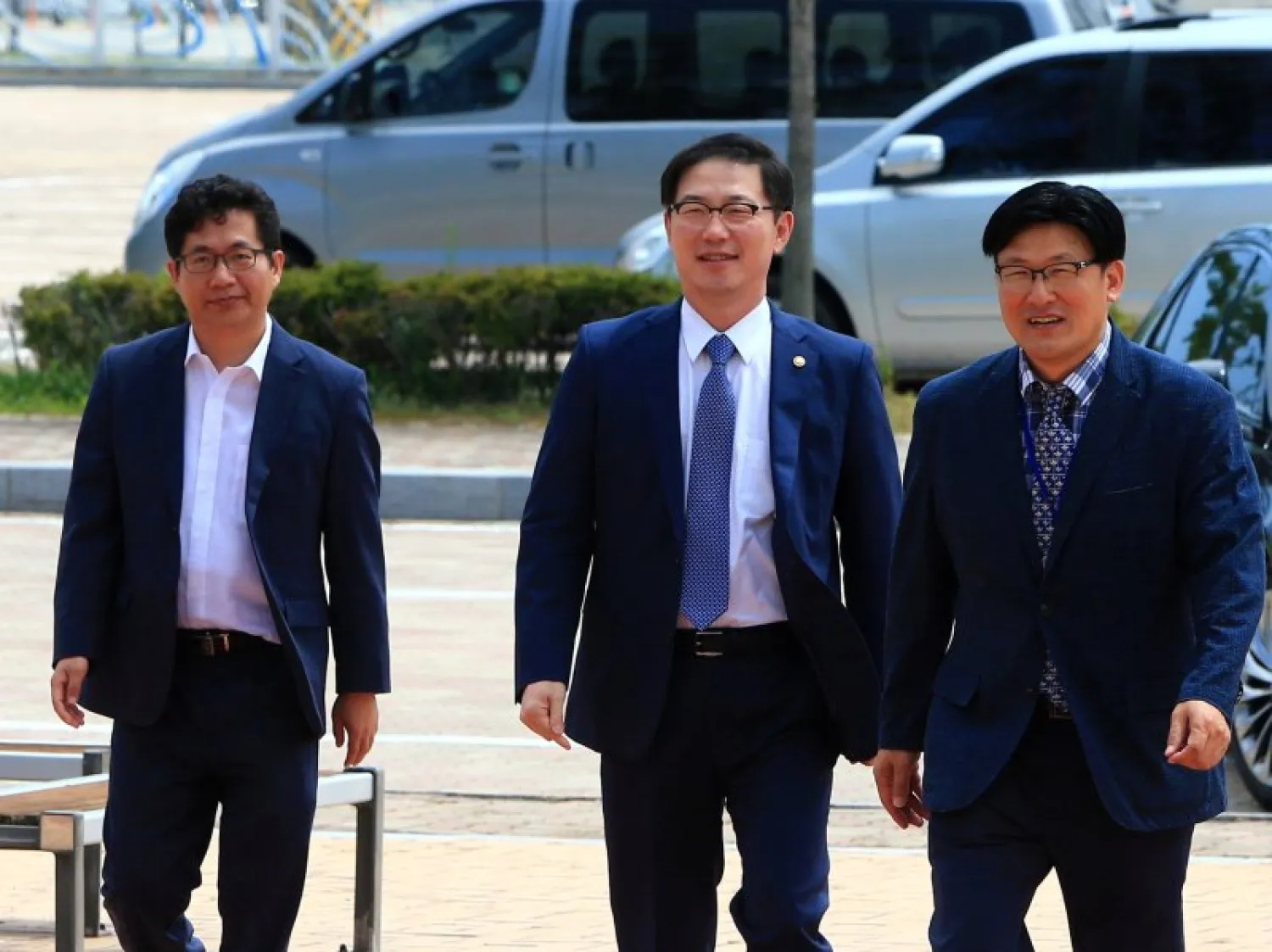 نائب وزير التوحيد الكوري الجنوبي تشون هاي سونغ - في الوسط - قبيل اجتماع مشترك مع مسؤوليين شماليين في مدينة غوسيونغ الجنوبية (إ ب أ)