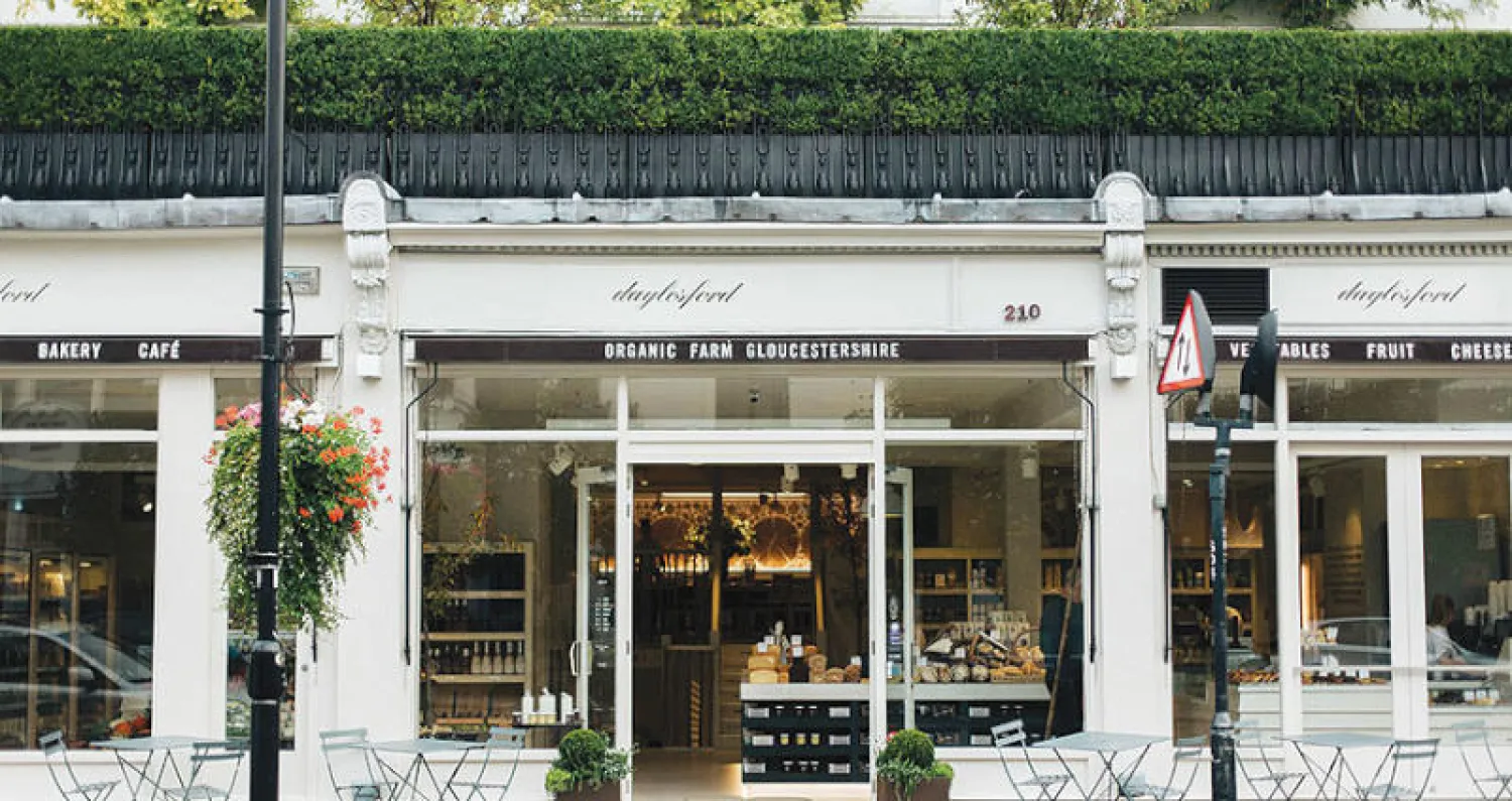 لا يحب الكاتب لندن لأنها «مدينة بلا مقاهي أرصفة كتلك التي يراها في باريس وبرلين وبيروت وبغداد»