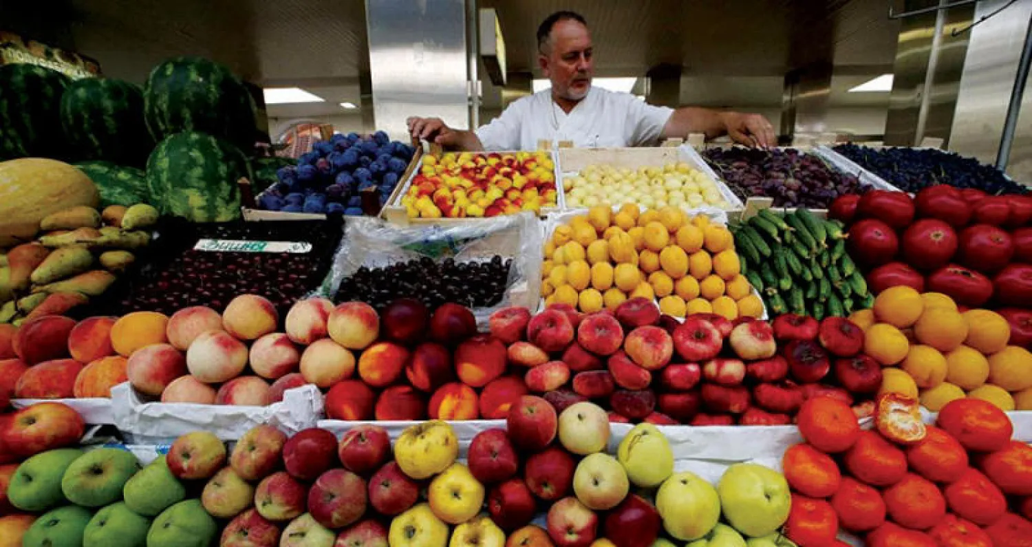 أحد أسواق الفاكهة في موسكو (رويترز)