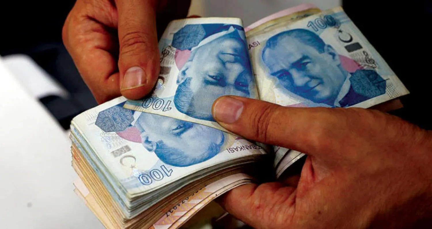 الليرة التركية تعرضت لهبوط قياسي جديد على وقع أنباء عن مراجعة الإعفاءات الأميركية لأنقرة (رويترز)