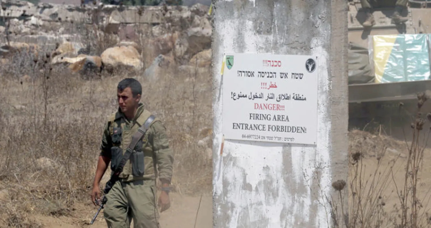 جندي إسرائيلي أثناء تدريبات عسكرية أمس في الجولان المحتل قرب الحدود السورية (أ.ف.ب)