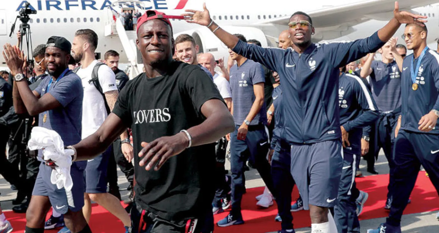 مورينيو اتهم بوغبا ضمنياً بأنه لا يقدم كل ما عنده مع يونايتد بعد تألقه في مونديال روسيا (أ.ف.ب)