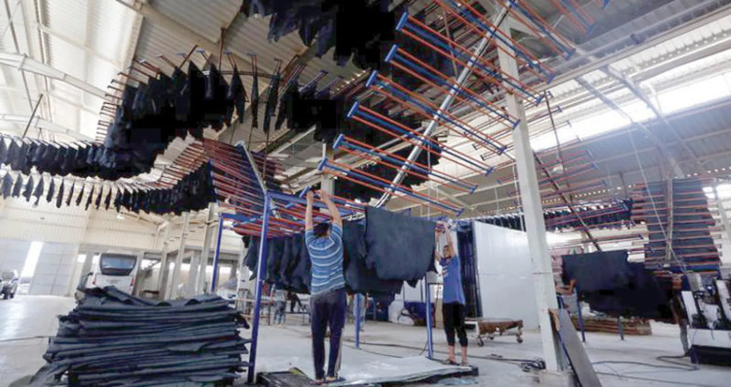 عمال داخل مصنع للجلود في مدينة الروبيكي الصناعية الجديدة شرق القاهرة (رويترز)