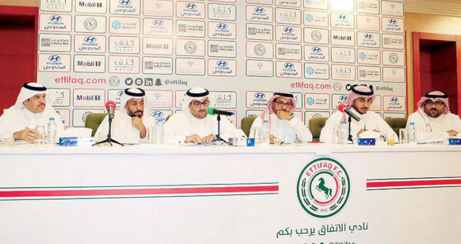 جانب من الجمعية العمومية التي عقدتها إدارة نادي الاتفاق («الشرق الأوسط»)