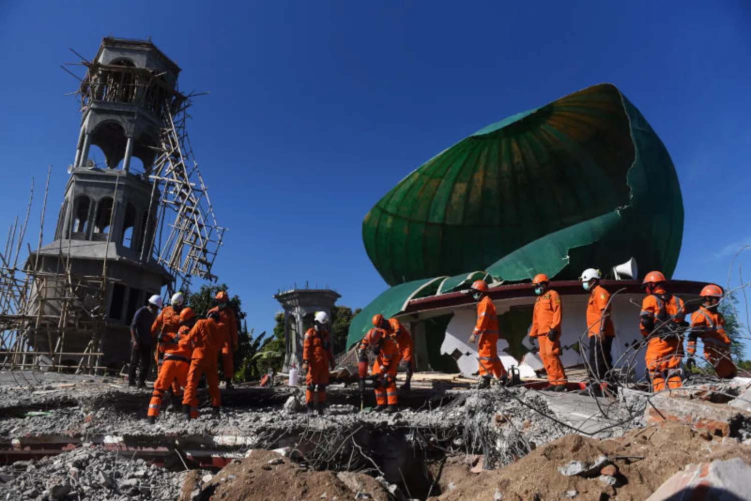 عمال الإنقاذ يبحثون عن ضحايا زلزال ضرب جزيرة لومبوك الإندونيسية (رويترز)