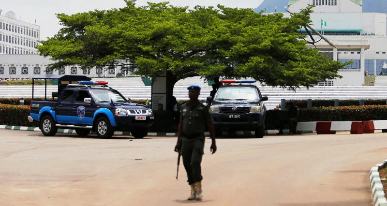 شرطي نيجيري يتحرك في محيط البرلمان بأبوجا (رويترز)