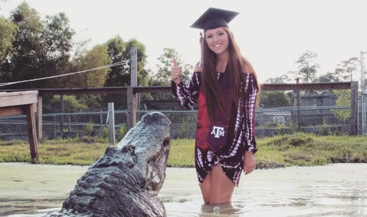 الطالبة الأميركية ماكنزي نولاند مع التمساح تيكس (فيسبوك)