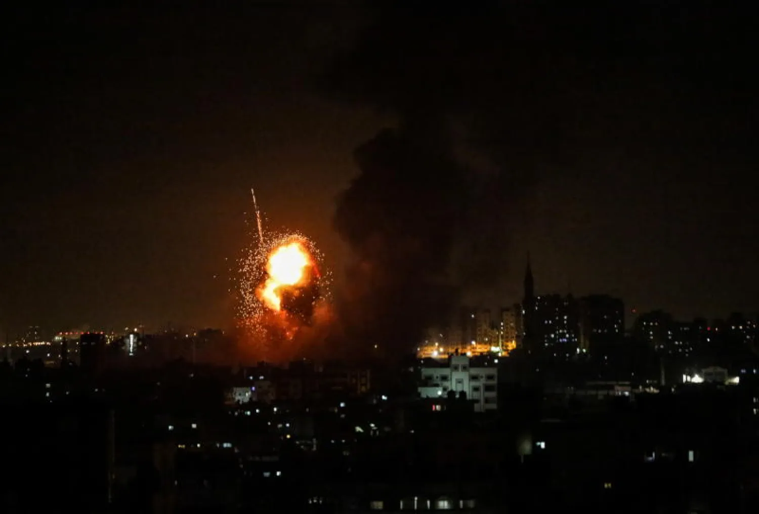 تصاعد أعمدة الدخان جراء الغارات الجوية الإسرائيلية على مواقع «حماس» في غزة (إ.ب.أ)