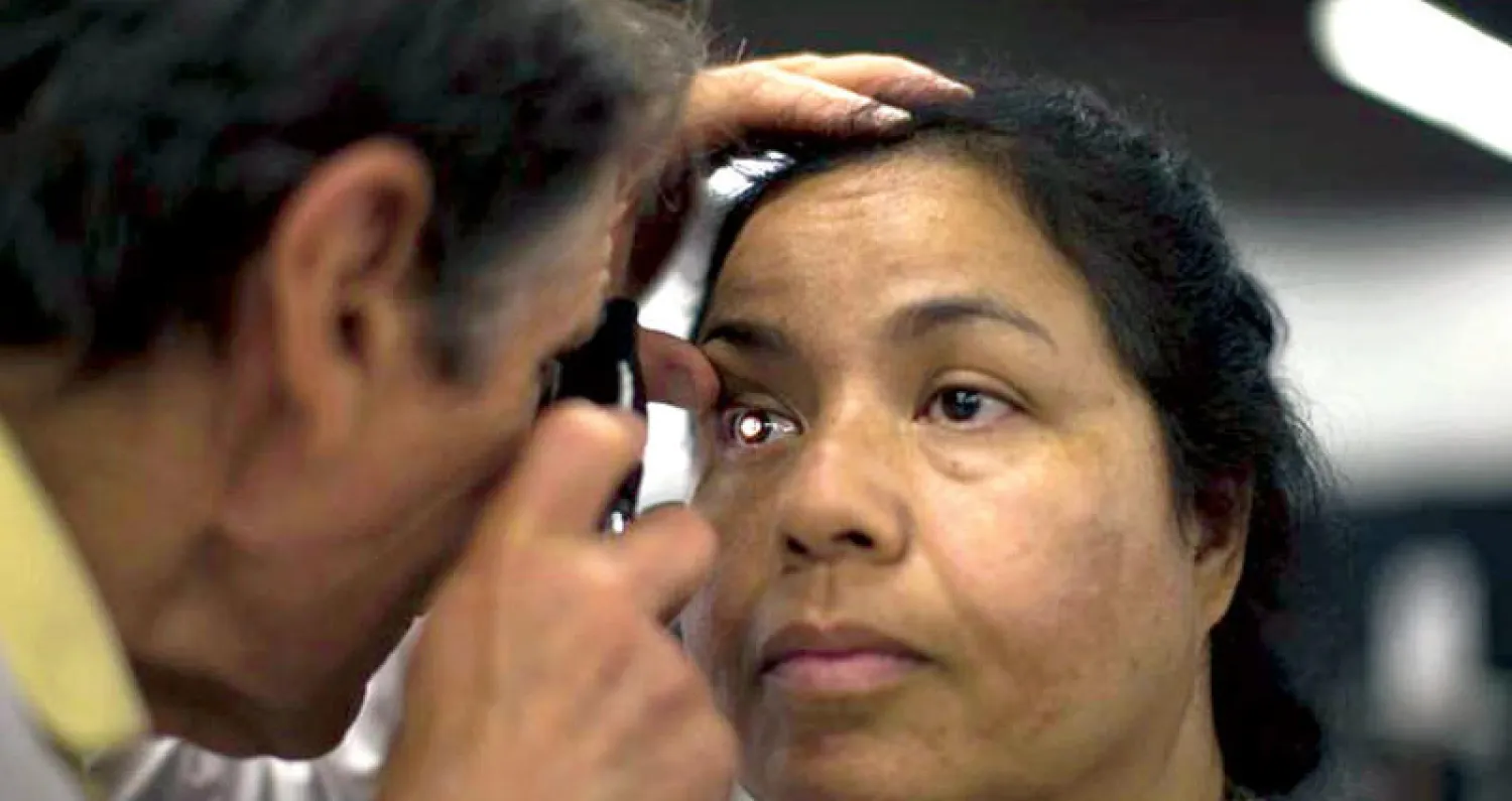 طبيب يفحص قرنية مريضة (رويترز)