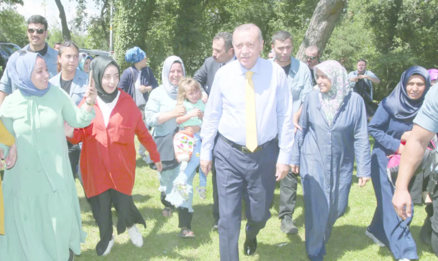 الرئيس التركي لدى لقائه مواطنين في إحدى حدائق إسطنبول أول من أمس (إ.ب.أ)
