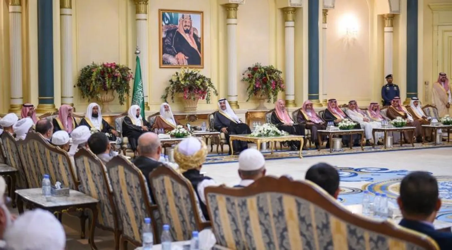 الأمير فيصل بن سلمان خلال استقباله أمس رؤساء وفود بعثات حج هذا العام (واس)