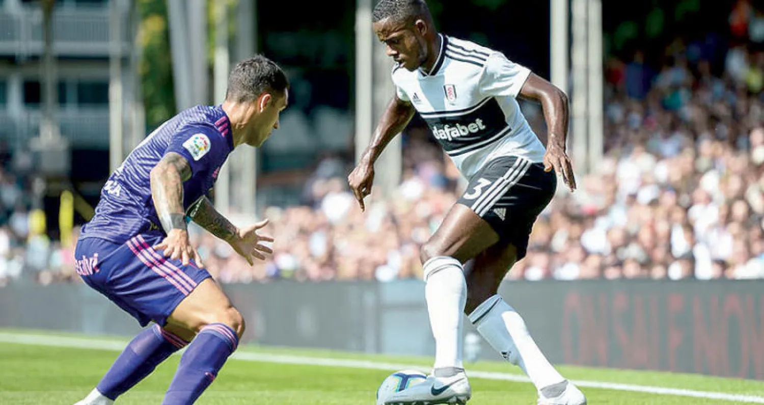 انضمام لاعب فولهام سيسيغنون (يمين) إلى المنتخب الإنجليزي أصبح وشيكاً