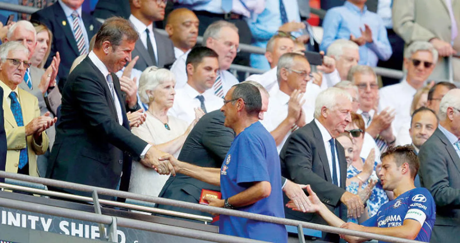 ساري يتسلم ميداليته الفضية بعد هزيمته أمام سيتي في مواجهة الدرع الخيرية (رويترز)